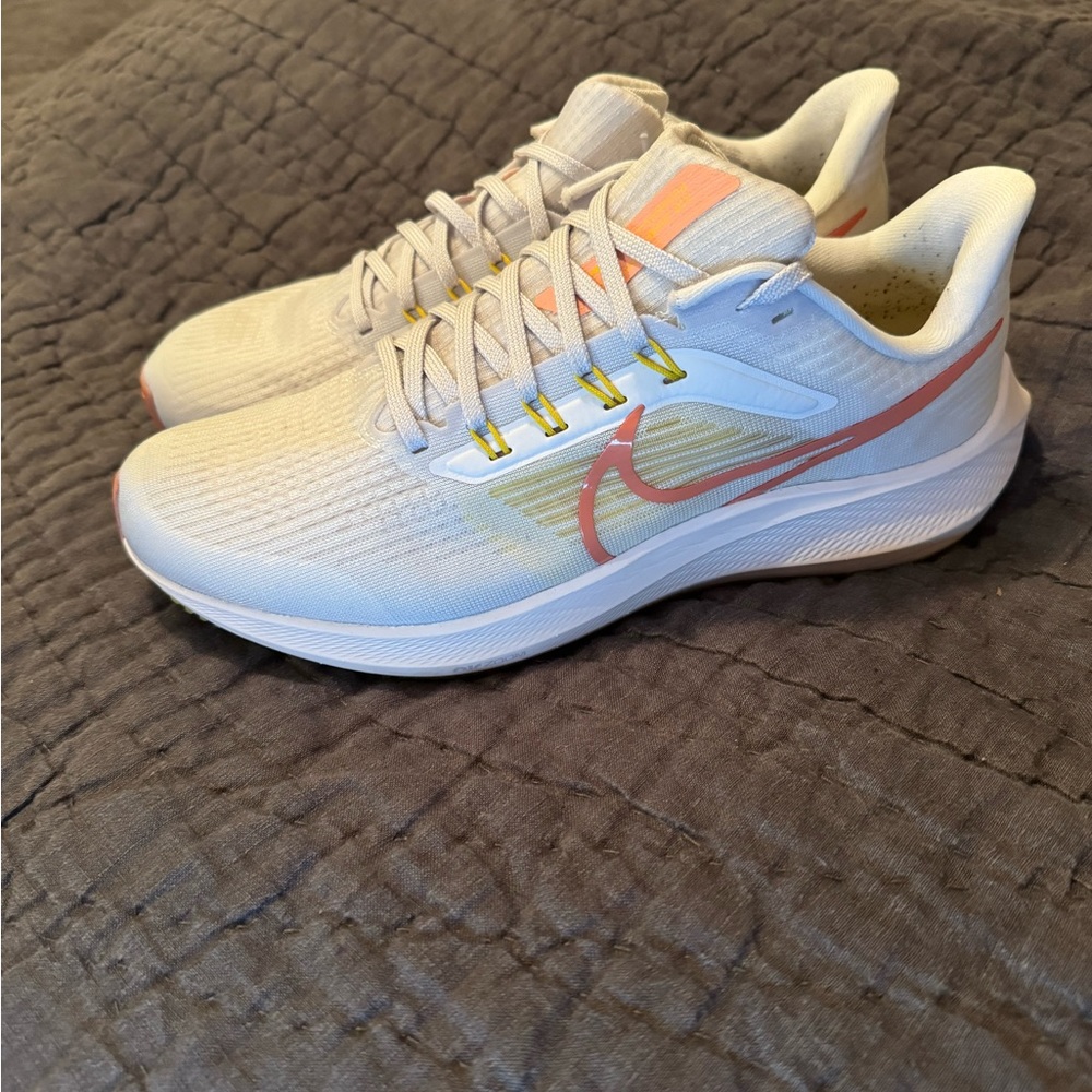 Nike Air Zoom Pegasus 39 - sz 10 light pink and white running shoe